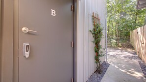 A door with a keypad lock and a letter 'B' above it. - Cozy Rising Fawn Studio ~ 4 Mi to Cloudland Canyon (Rising Fawn)
