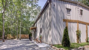 A rustic wooden building with a gravel driveway and a stone wall. - Cozy Rising Fawn Studio ~ 4 Mi to Cloudland Canyon (Rising Fawn)