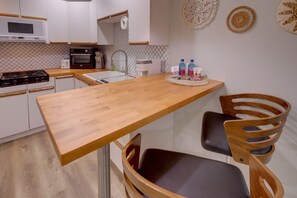 アパートメント (0 Bedroom) | 専用キッチン | 調理器具と食器、ペーパータオル