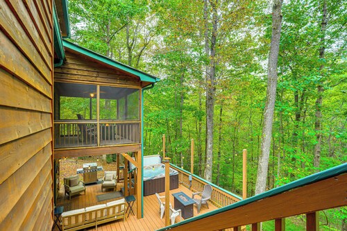 Dahlonega Cabin w/ Hot Tub, 4 Mi to Downtown!