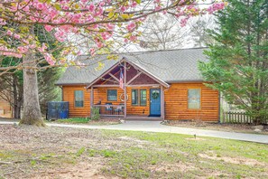 Interior - Game Room & Hot Tub: Upscale Ellijay Cabin! (Ellijay)