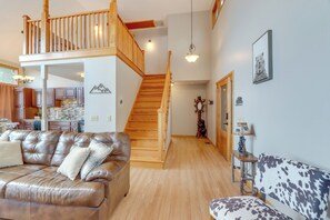 Interior - Scenic Talking Rock Creek Resort Home w/ Hot Tub (Ranger)