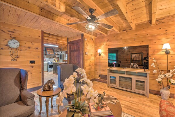 House (5 Bedrooms) | Living area