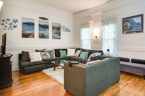 House (5 Bedrooms) | Interior