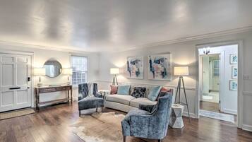 Apartment (2 Bedrooms) | Front of property