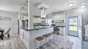 House (4 Bedrooms) | Private kitchen | Microwave, oven, stovetop, dishwasher