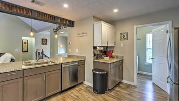House (5 Bedrooms) | Interior