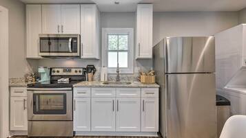 Apartment (1 Bedroom) | Private kitchen | Microwave, oven, stovetop, blender