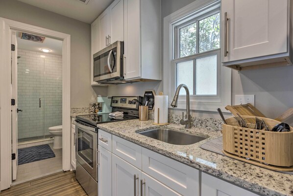 Apartemen (1 Bedroom) | Dapur pribadi | Microwave, oven, kompor, dan blender