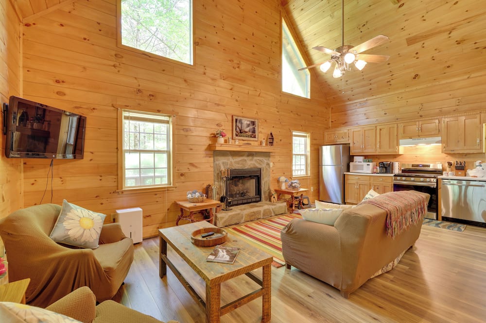 Secluded Cross Creek Cabin w/ Deck & Fire Pit! - DeSoto Falls, GA