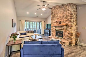 Apartment (2 Bedrooms) | Interior - Sunny Clayton Condo on Kingwood Golf Course! (Clayton)