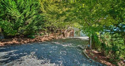 Eclectic Ranger Home w/ Mtn Views + Hot Tub!