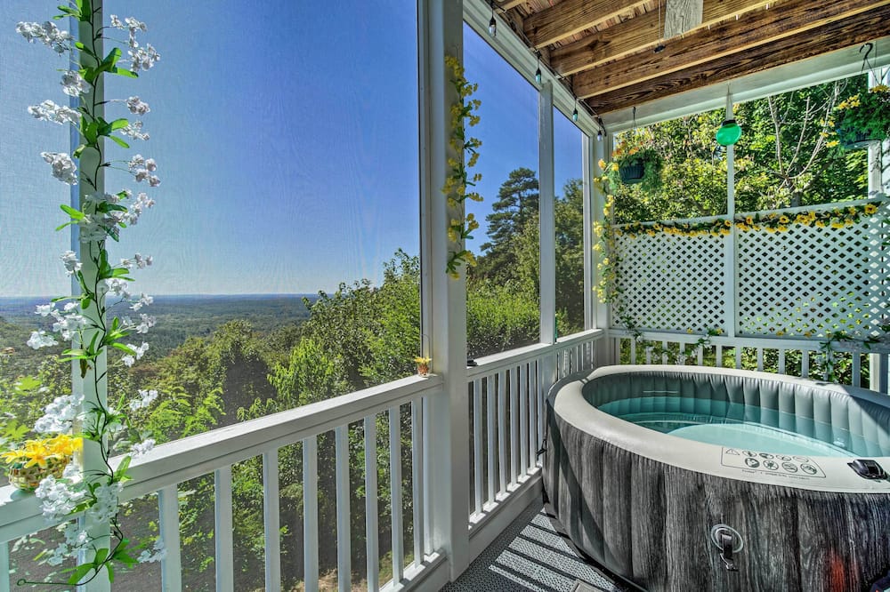Eclectic Ranger Home w/ Mtn Views + Hot Tub! - Sonoraville, GA