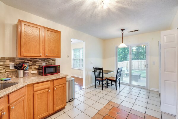 Atlanta Area Home W/ Yard ~ 2 Mi To Six Flags - Hurricane Harbor, Austell