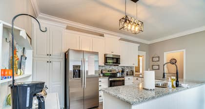 Spacious Athens Home ~ 1 Mi to Downtown!