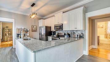 House (6 Bedrooms) | Interior