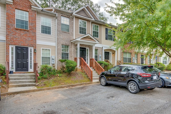 A row of townhouses with a black car parked in front. - Bright Decatur Townhome ~ 10 Mi to Atlanta! (Decatur)