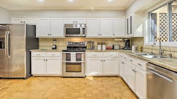 Apartemen (3 Bedrooms) | Dapur pribadi | Microwave, oven, kompor, dan mesin pencuci piring