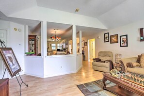 Lobby - Charming Stockbridge Home: 23 Mi to Atlanta! (Stockbridge)