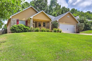 Exterior - Charming Stockbridge Home: 23 Mi to Atlanta! (Stockbridge)