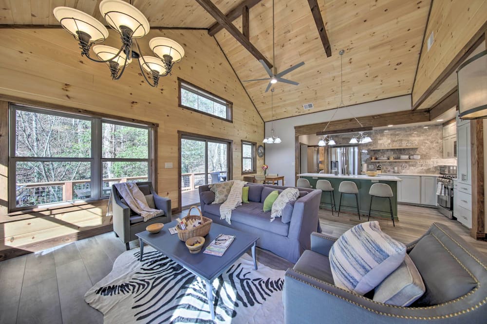 Airy Ellijay Home w/ Spacious Creekside Deck! - Mountaintown, GA