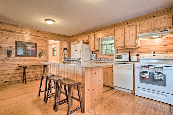 Interior - Rustic Young Harris Cabin w/ Fire Pit & Views (Young Harris)