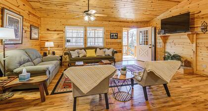8 Mi to Chattooga River: Pet-friendly Mtn Cabin