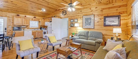 House (3 Bedrooms) | Living area | TV, DVD player, books