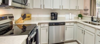 Soothing Savannah Townhome With Patio!