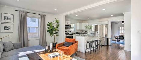 House (4 Bedrooms) | Living area