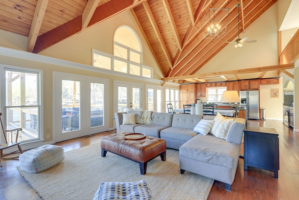 TV, fireplace, books - Georgia Vacation Rental on Jackson Lake w/ Dock (Jackson)