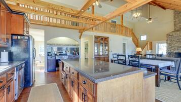 Een magnetron, een oven, een kookplaat, een vaatwasser