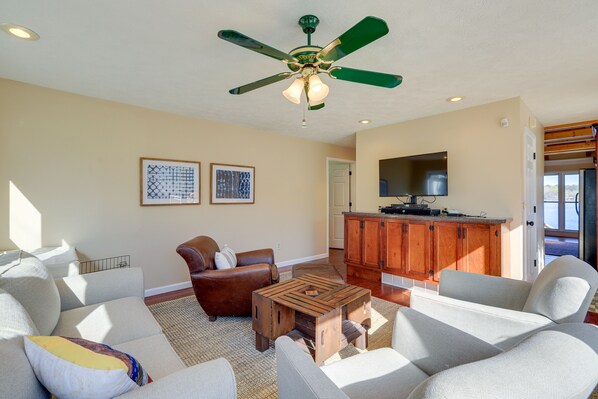 Living area - Georgia Vacation Rental on Jackson Lake w/ Dock (Jackson)