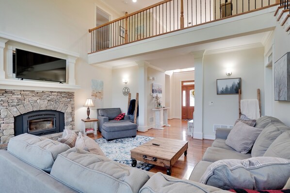 House (5 Bedrooms) | Interior - Beautiful Hiawassee Home w/ Mountain Views! (Hiawassee)