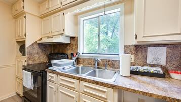 House (3 Bedrooms) | Private kitchen | Microwave, oven, stovetop, cookware/dishes/utensils