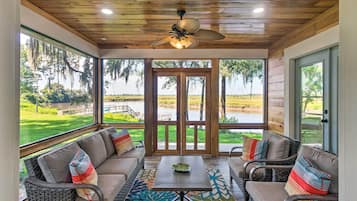 Cottage (2 Bedrooms) | Front of property