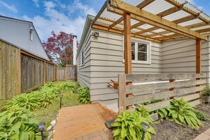 Apartment (2 Bedrooms) | Interior - Remodeled Maple Leaf Basement Apt! 7 Mi to Seattle (Seattle)