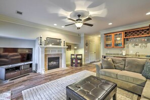 TV, fireplace, iPod dock, books - Charming Lake Oconee Retreat - Steps to Lake! (Eatonton)