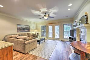 Tv, eldstad, en iPod-dockningsstation och böcker