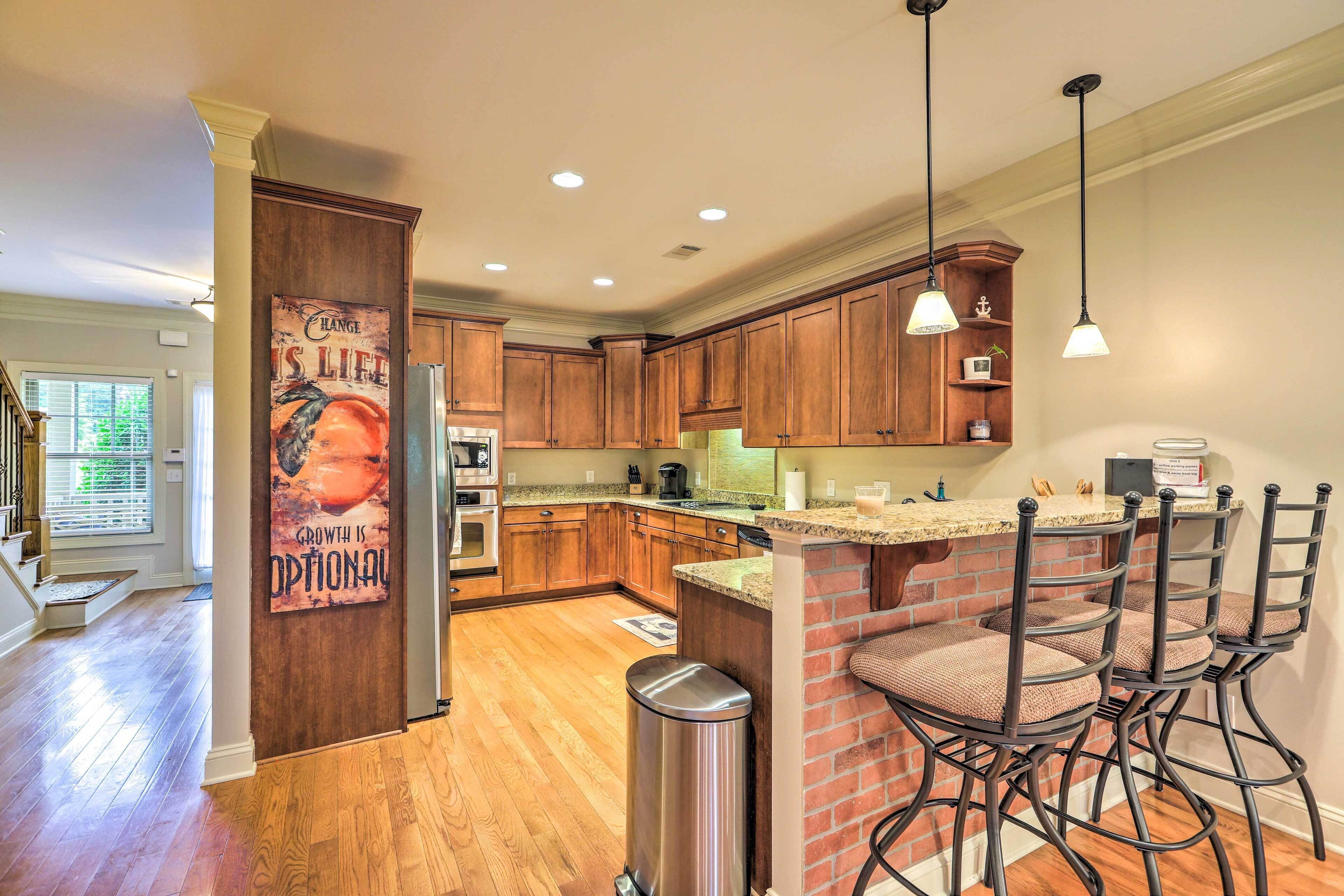 Apartment (3 Bedrooms) | Private kitchen | Microwave, oven, stovetop, dishwasher