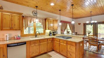 House (4 Bedrooms) | Interior