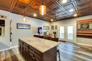 House (6 Bedrooms) | Interior