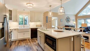 House (6 Bedrooms) | Interior