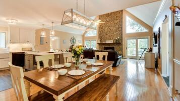 House (6 Bedrooms) | Interior