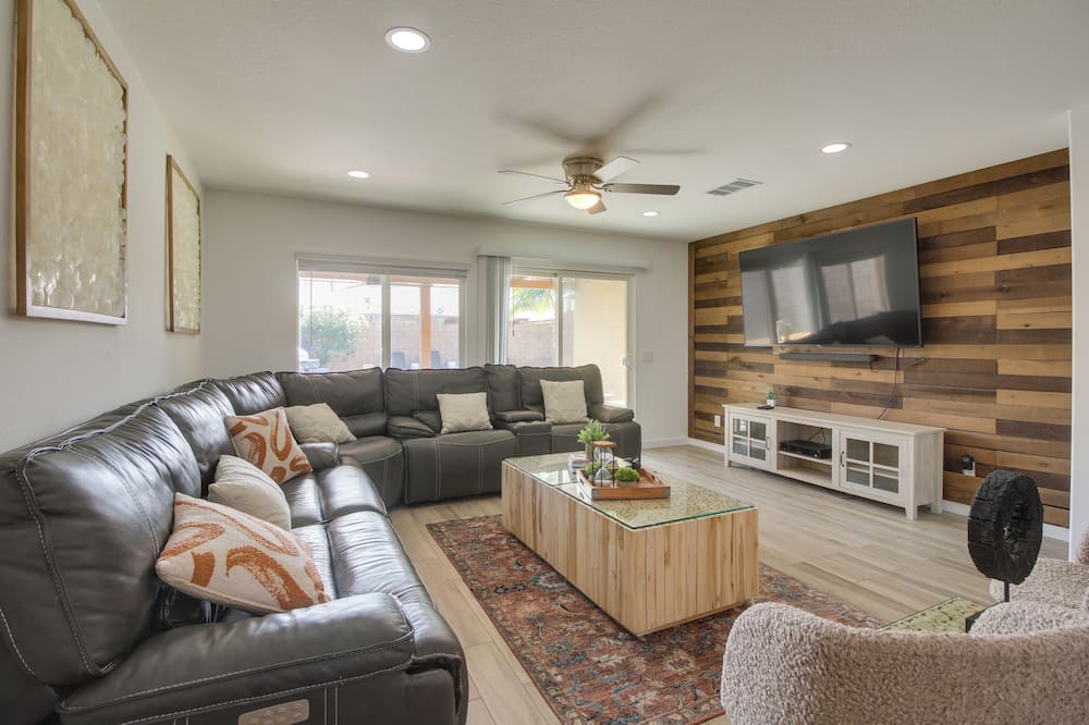 Game Room, Hot Tub & Gas Grill: Chic Indio Oasis! - Bermuda Dunes, CA