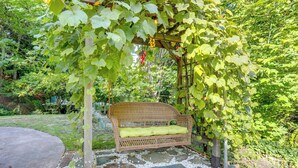 A wicker bench under a vine-covered pergola in a garden setting. - 1 Mi to Park & Waterfront! Seattle Home w/ Balcony (Seattle)