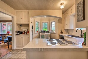 Interior - Seattle Home w/ Balcony: 1 Mi to Park & Water! (Seattle)