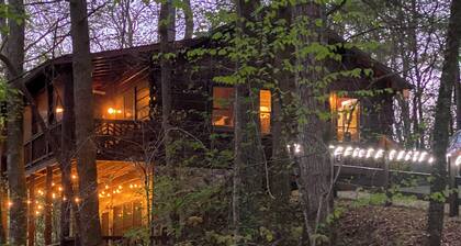 Charming Blue Ridge Cabin w/ Game Room & Hot Tub!