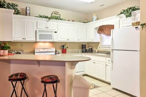 Apartment (2 Bedrooms) | Interior - Condo on Kingwood Golf Course ~ 3 Mi to Main St! (Clayton)