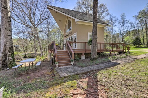 Cozy Creekside Cabin w/ Grill: Fish & Explore!